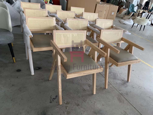 Güneydoğu Asya Tarzı El Yapımı Rattan Arkalığı ile Katı Ahşap Çerçeve Otel Yemek Sandalyesi